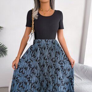 Printed Round Neck Pleated Dress